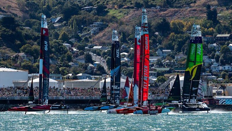 在新西兰克赖斯特彻奇举行的 ITM 新西兰帆船大奖赛第二天，澳大利亚 SailGP 队在看台前撞上终点线标记，导致其 F50 双体船损坏，迫使他们退出比赛 - 照片 © Ricardo Pinto帆船大奖赛