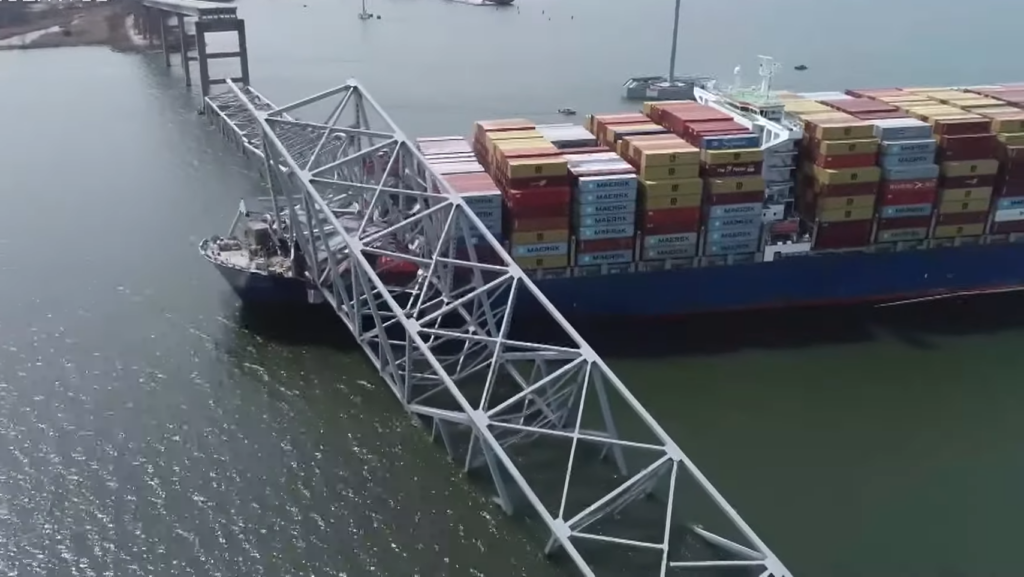 Einsturz der Baltimore-Brücke_ Eine Luftaufnahme des Schiffes, das auf die Key Bridge aufschlug