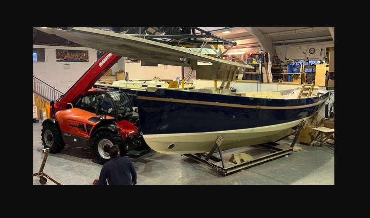 Cornish Crabber-Boot in einer Werft wird gerade fertiggestellt