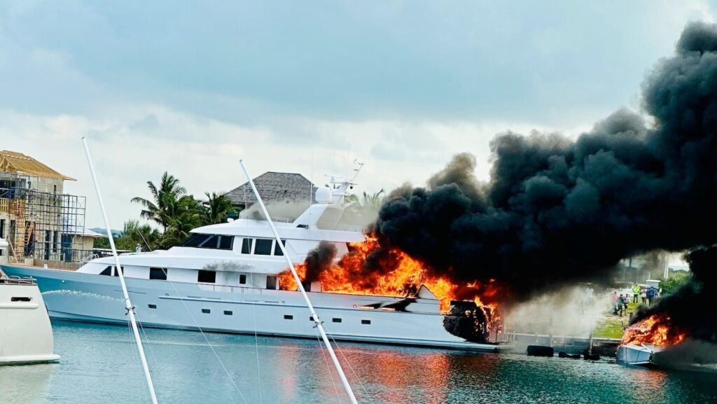 Incendio sullo yacht Chanson