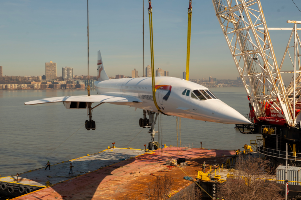 Concorde sendo levantado em uma tipóia – parece perigoso