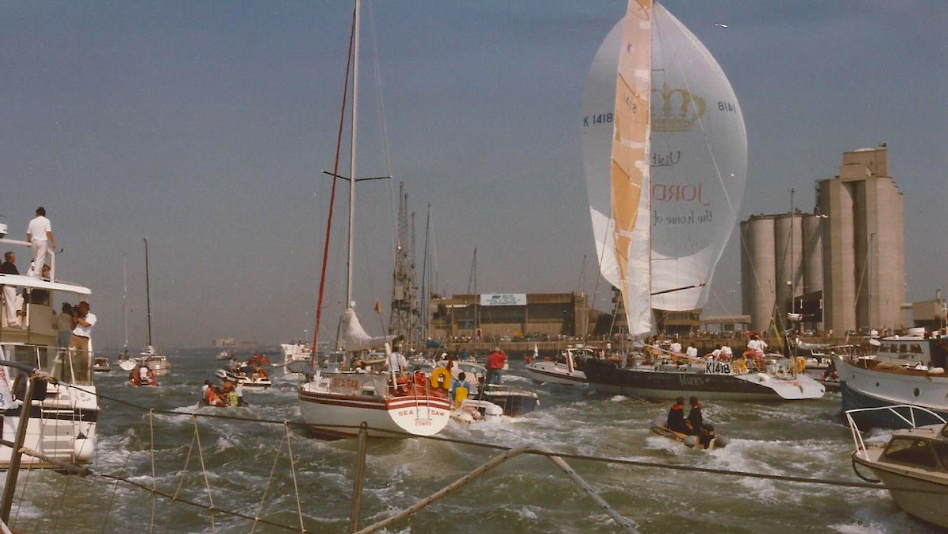 1990 年にサウサンプトンに到着するボートのセピア色の画像