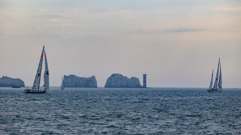 Dois barcos passando por Needles, na Ilha de Wight