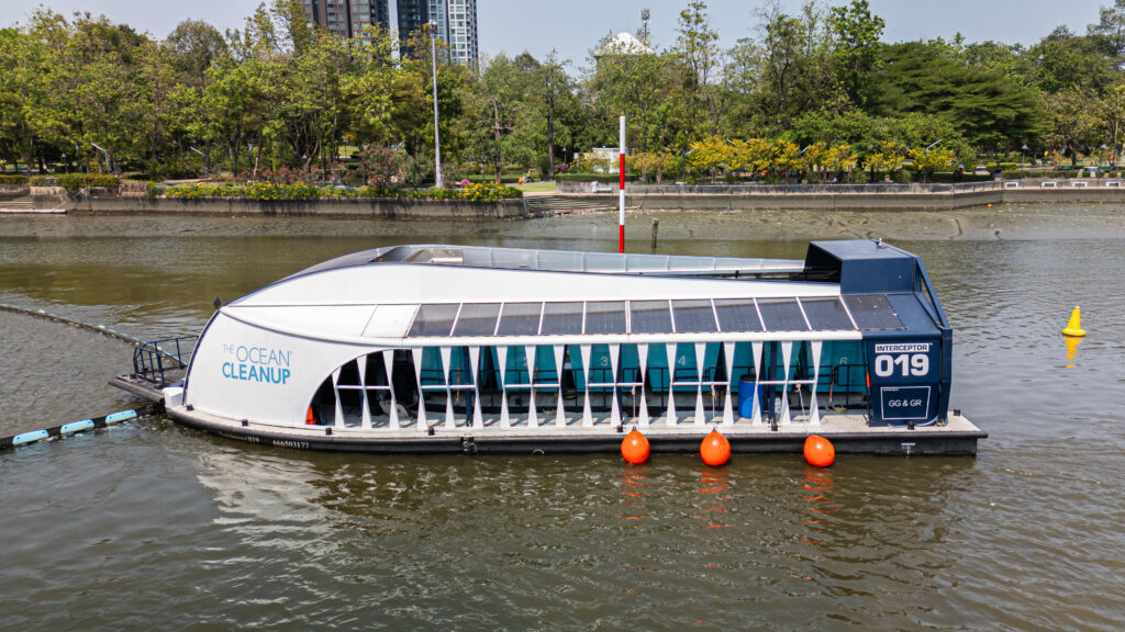 Ocean Cleanup-Boot auf dem Fluss in Bangkok