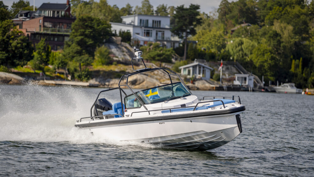 Axopar 28ft open sportboot op het water in Scandinavië