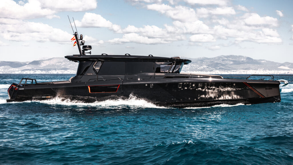 Черная утилитарная моторная лодка