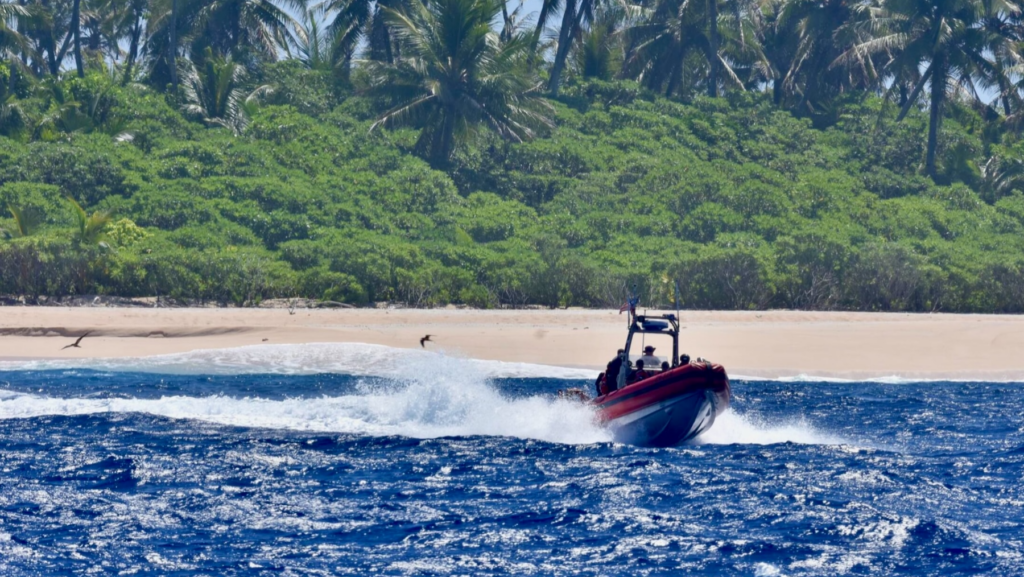 Schiffbrüchige wurden von einsamer Insel gerettet, nachdem sie am Strand „Hilfe“ geschrieben hatten
