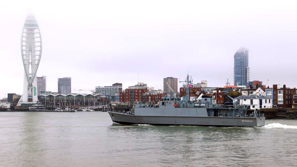 军舰进入朴茨茅斯港，背景是三角帆塔