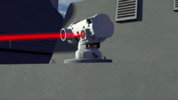 Un rayo de luz rojo sale disparado de una unidad base en un buque de guerra en una maqueta de cómo se vería la nueva tecnología en acción.