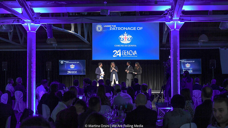 cerimônia de premiação no palco azul escuro Foiling Organization