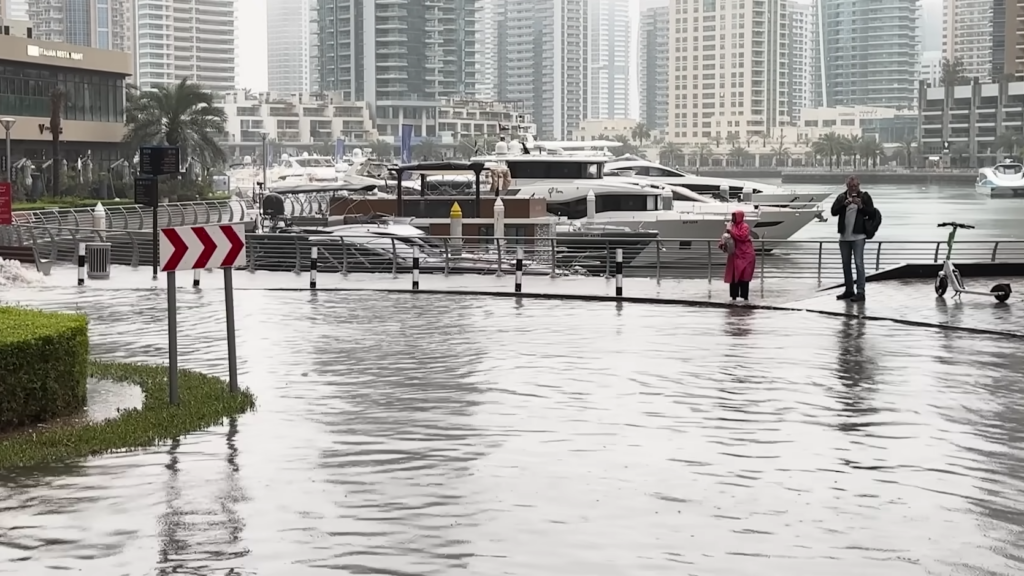 大雨淹没迪拜码头
