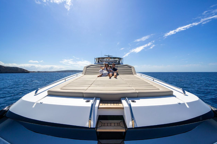Люди наслаждаются солнцем на лодке