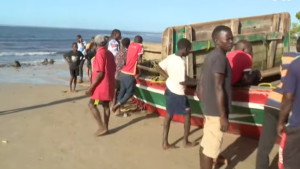 El desastre de un barco en Mozambique mata a 96 personas