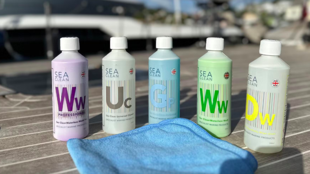 خمس زجاجات من منتجات تكنولوجيا التنظيف بدون ماء متتالية أمامها قطعة قماش تنظيف زرقاء.
