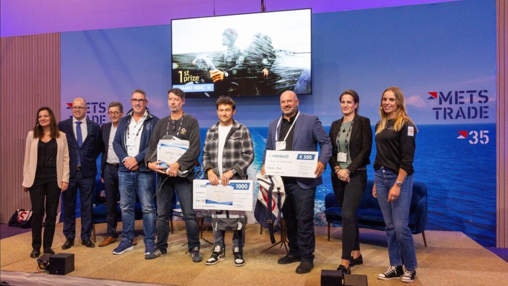 The prize giving 2023 with the winners Samo Vidic, Sam Cade and Craig Greenhill celebrated by METSTRADE Director Niels Klarenbeek (2nd from the left) and olympic champion Marit Bouwmeester (right).