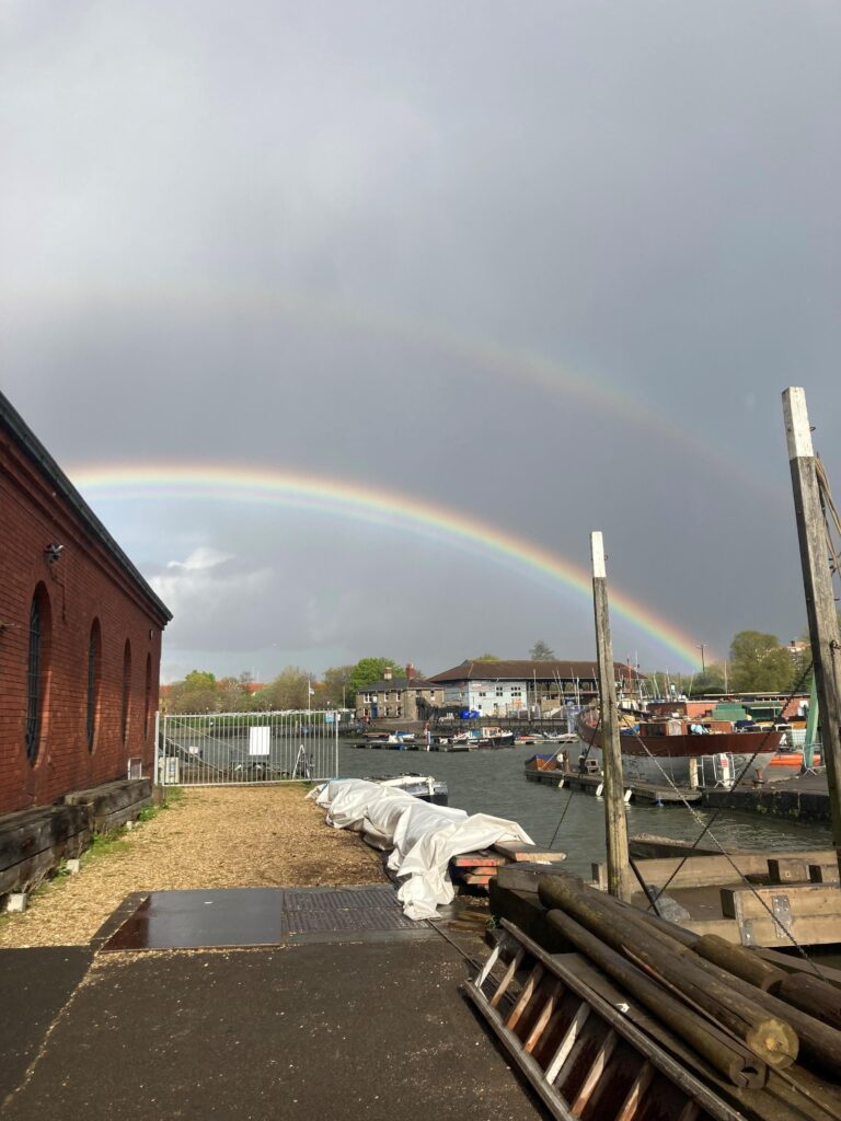 Regenbogen über dem Hafen von Underfall Yard Bristol, der sich 2023 von einem Großbrand erholt