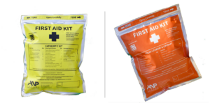 Erste-Hilfe-Sets der Wescom Group in gelben und orangefarbenen Verpackungen für den Einsatz auf Rettungsinseln und in anderen Situationen auf See