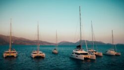Flotta di yacht a vela in Grecia