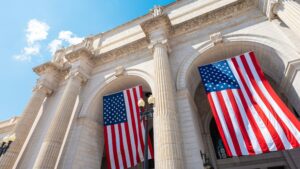 Gigantische Amerikaanse vlaggen hangen op Union Station op 4 juli in Washington DC