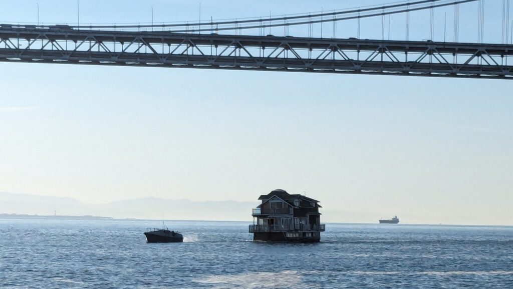 péniche flottante dans la baie de San Francisco Hampton Clark @hampyhamp