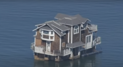 casa-barco de dois andares flutuando na água