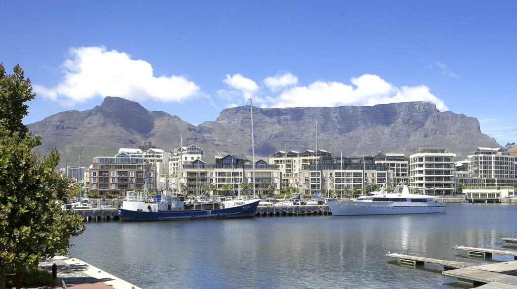 Jachthaven met de Tafelberg van Zuid-Afrika op de achtergrond