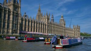 Los barcos estrechos se unen a una flotilla en Westminster para impulsar al gobierno a actuar sobre las vías fluviales salvas