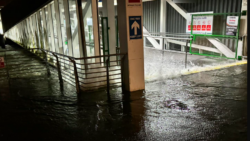 water spatte over de ingang van het Gosport Ferry-ponton terwijl jachthavens overstroomden