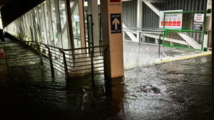 Wasser spritzte über den Eingang zum Gosport-Fährponton, als die Jachthäfen überschwemmt wurden