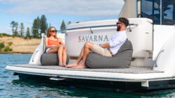 duas pessoas sentadas em pufes em um barco