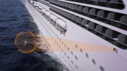 Er wordt benadrukt dat een persoon van de zijkant van een cruiseschip valt om te laten zien hoe man-over-boord-technologie kan werken