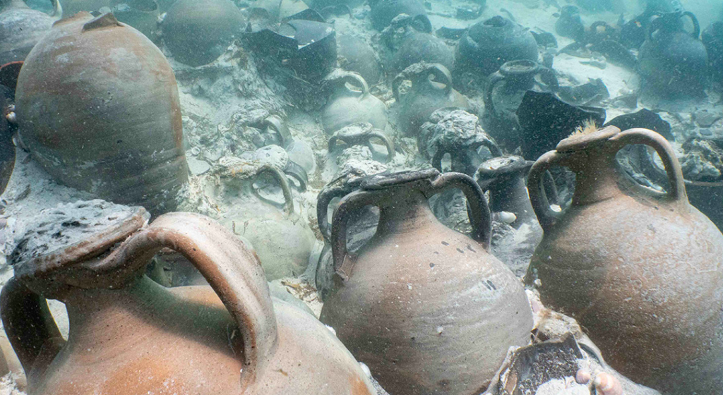Schatz aus Wrack auf Mallorca gefunden. Tongefäße liegen ordentlich aufgereiht im Sand