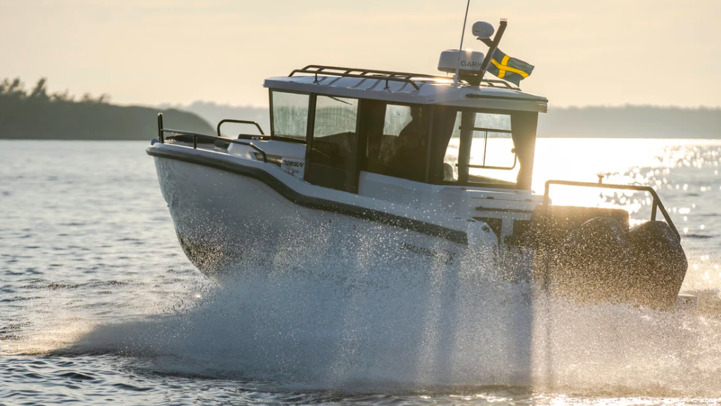 Eines der Boote von Dromeas Yachts auf dem Wasser