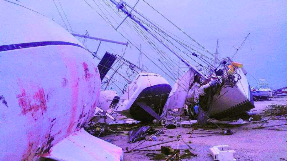 Durch Hurrikan Beryl beschädigte Boote werden auf die Seite gedreht