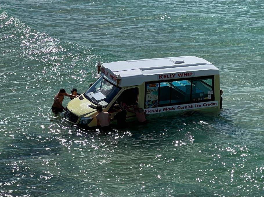 Pessoas cercam van de sorvete levada para o mar na Cornualha