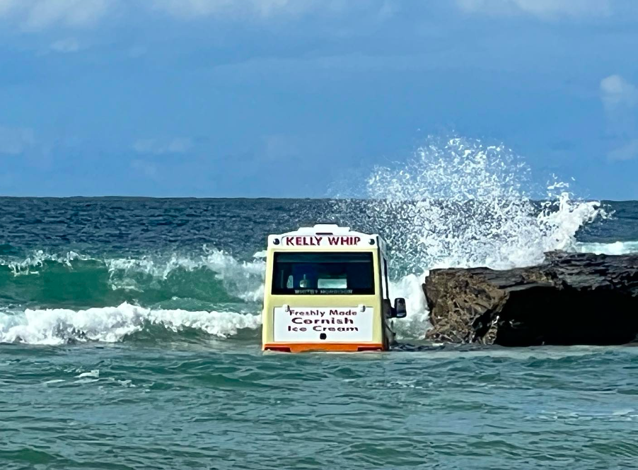 van de sorvete foi arrastada para o mar na Cornualha sobre pedras