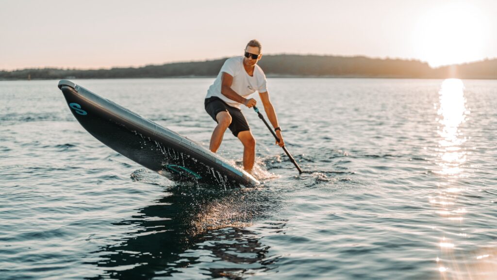 Mann auf elektrischem Stand-Up-Paddleboard – zu sehen auf der Sydney International Boat Show 2024