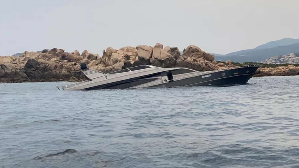 Teilweise untergetauchte Yacht