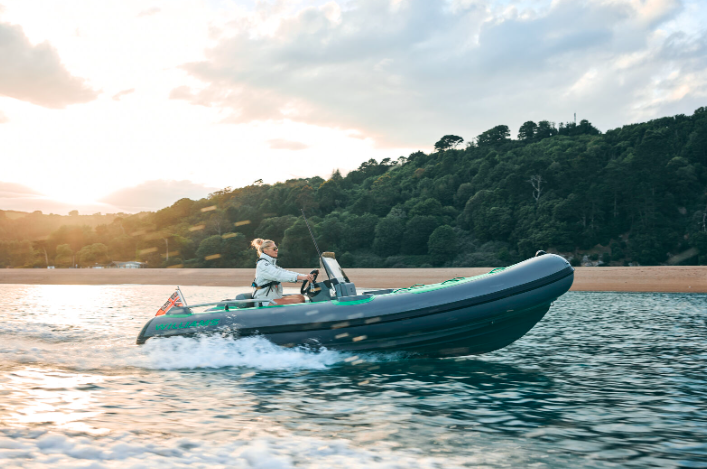 моряк управляет SportJet 520 от Williams Jet Tenders