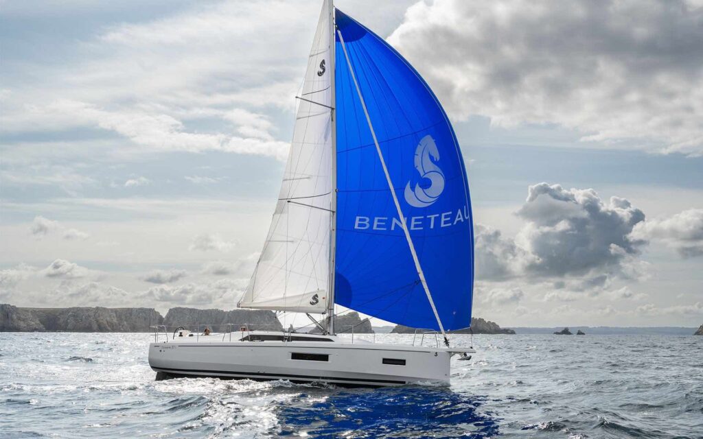 Яркий синий парус на Beneteau