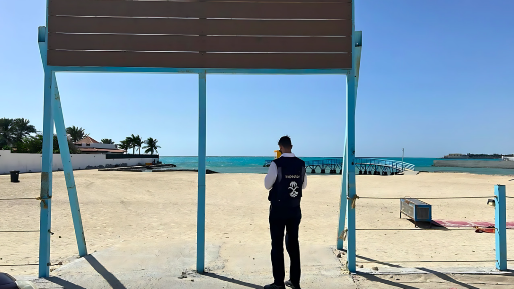 رجل يقف ينظر إلى الشاطئ الفارغ جاهزًا للتفتيش في البحر الأحمر بالمملكة العربية السعودية