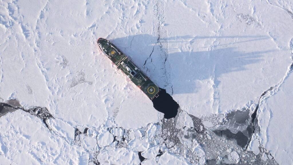 搜寻沙克尔顿的“坚忍号”船时，船只被困在冰中