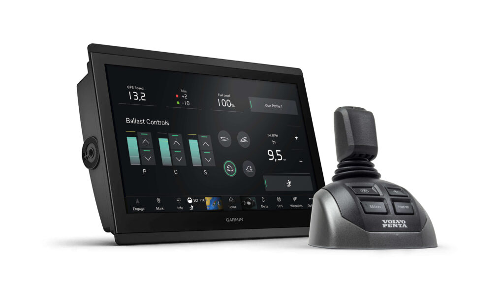 Sistema de navegación con joystick de Volvo Penta sobre fondo blanco