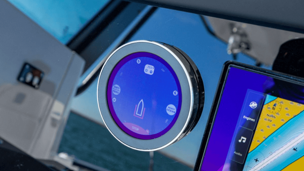 Tela circular de tecnologia em azul como parte do console no Axopar mostrando a tecnologia Dockmate