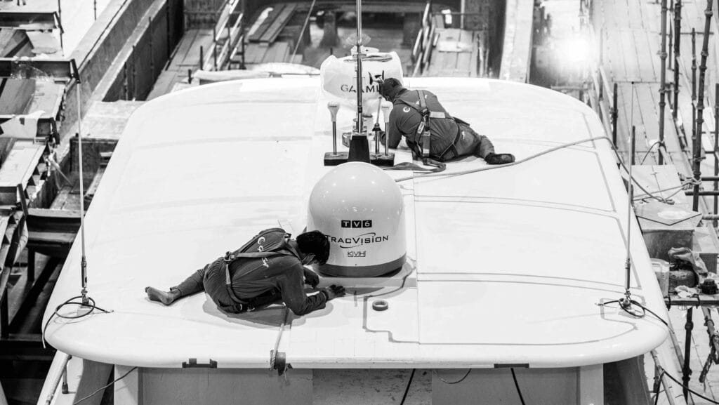 Рабочие на крыше лодки в ангарах Gulf Craft Group