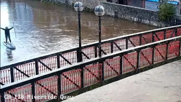 CCTV-Aufnahmen zeigen Lloyd mit ausgestreckten Armen und auf dem Paddleboard stehend