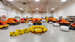 Les radeaux de survie font partie de la gamme de sécurité Lalizas. Un entrepôt de radeaux de sauvetage jaunes et orange.