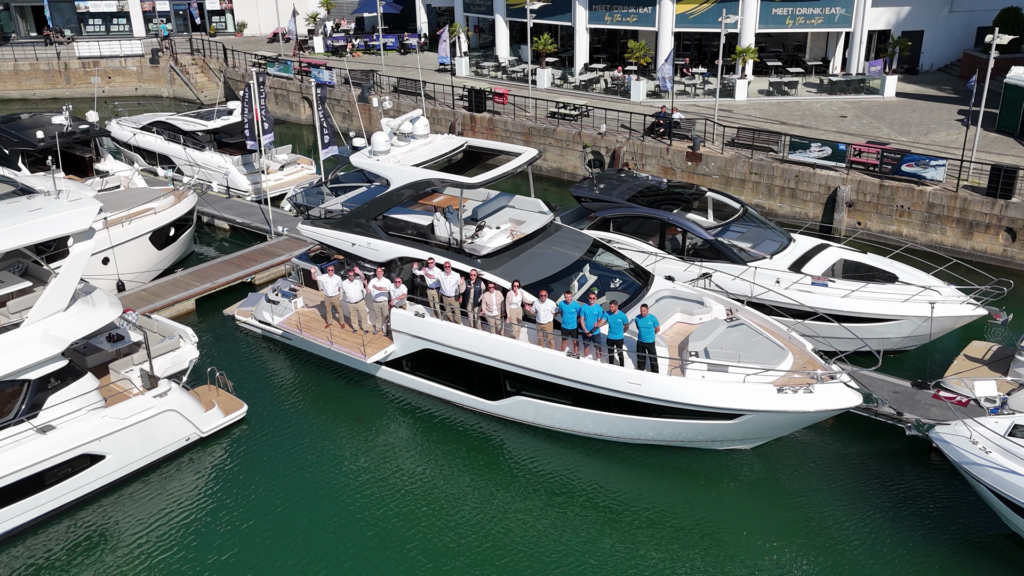 Das Aquila-Team von Approved Boats auf dem Ponton.