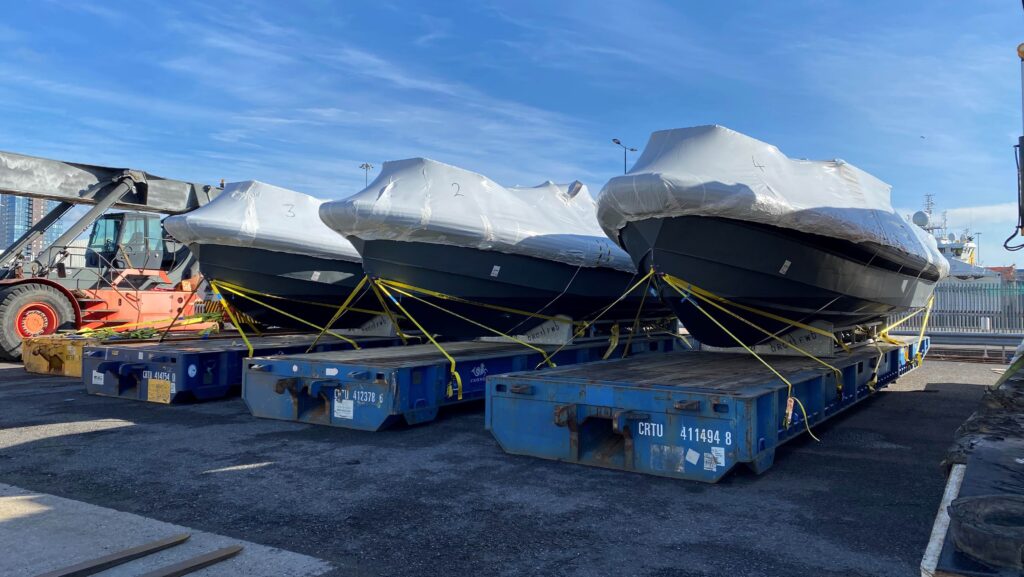 Transport von eingewickelten Booten durch PSP Logistics