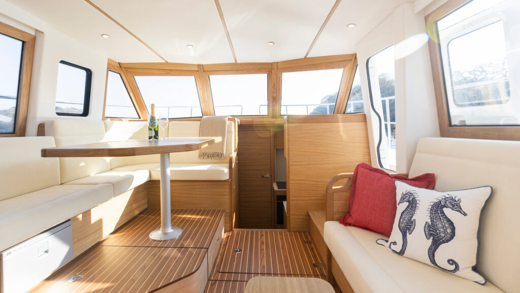 Der einladende Salon der Hardy 45 EU